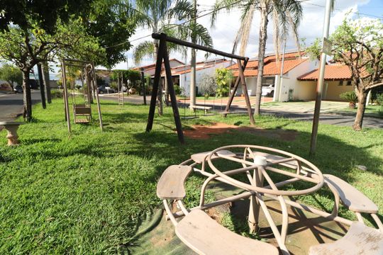 Área comum - Playground de casa de condomínio para alugar com 3 quartos, 210m² em Jardim Holanda, Uberlândia