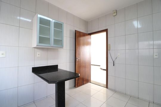 Cozinha de casa de condomínio para alugar com 3 quartos, 210m² em Jardim Holanda, Uberlândia