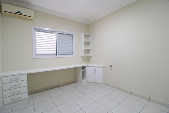 Quarto 1 - Suíte de casa de condomínio para alugar com 3 quartos, 210m² em Jardim Holanda, Uberlândia