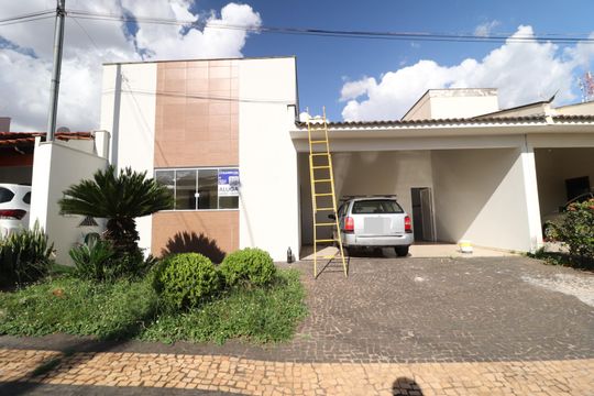 Fachada de casa de condomínio para alugar com 3 quartos, 210m² em Jardim Holanda, Uberlândia