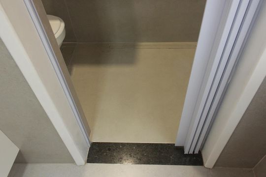 Banheiro de serviço de apartamento para alugar com 2 quartos, 90m² em José Menino, Santos