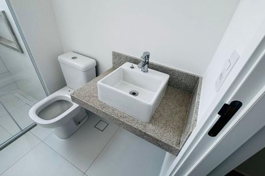 Banheiro de apartamento para alugar com 1 quarto, 42m² em Parque Campolim, Sorocaba