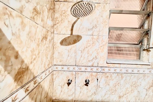 Banheiro  de apartamento à venda com 2 quartos, 70m² em Copacabana, Rio de Janeiro