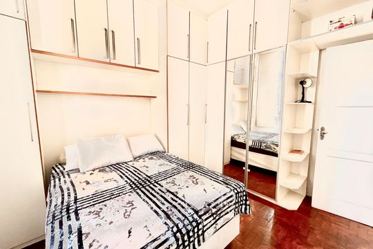 Quarto 1 de apartamento à venda com 2 quartos, 70m² em Copacabana, Rio de Janeiro