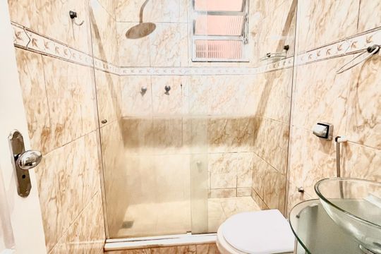 Banheiro  de apartamento à venda com 2 quartos, 70m² em Copacabana, Rio de Janeiro