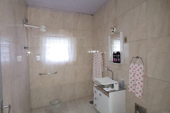 Banheiro de casa à venda com 5 quartos, 390m² em Vila Osasco, Osasco