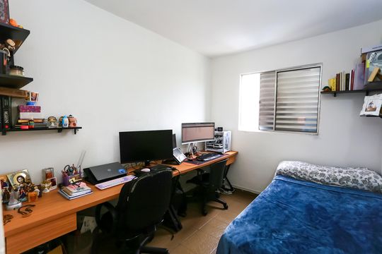 quarto 1 de apartamento para alugar com 2 quartos, 58m² em Parque Pinheiros, Taboão da Serra