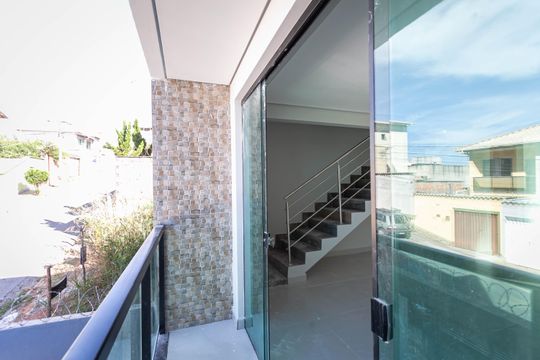 Varanda da sala de casa à venda com 3 quartos, 145m² em Morro do Confisco, Contagem