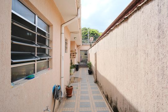 Corredor Lateral de casa à venda com 2 quartos, 123m² em Chácara Califórnia, São Paulo