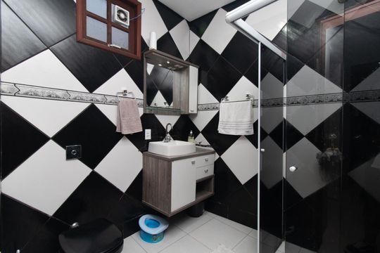 Banheiro de casa à venda com 2 quartos, 85m² em Glória, Porto Alegre