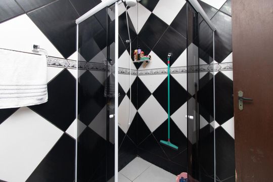 Banheiro de casa à venda com 2 quartos, 85m² em Glória, Porto Alegre