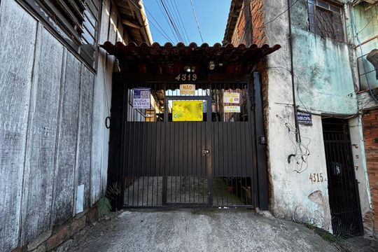 Fachada de casa à venda com 2 quartos, 85m² em Glória, Porto Alegre