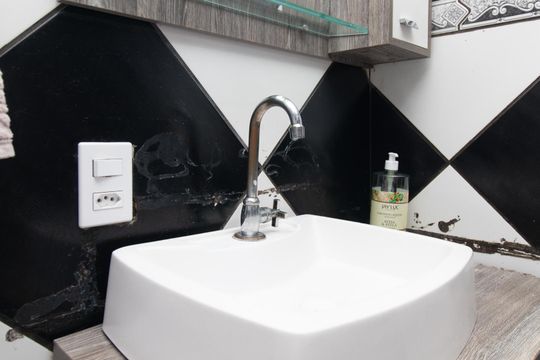 Banheiro de casa à venda com 2 quartos, 85m² em Glória, Porto Alegre