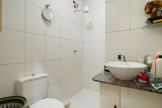 Banheiro de casa de condomínio à venda com 2 quartos, 60m² em Veloso, Osasco