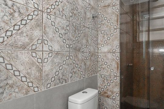 Banheiro de apartamento para alugar com 2 quartos, 52m² em São Sebastião, Porto Alegre