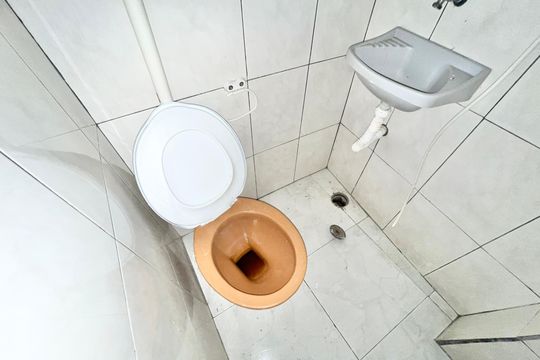Banheiro de kitnet/studio para alugar com 1 quarto, 18m² em Vila Aurora (zona Norte), São Paulo