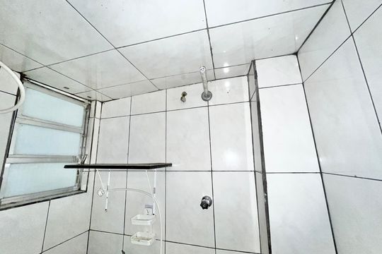 Banheiro de kitnet/studio para alugar com 1 quarto, 18m² em Vila Aurora (zona Norte), São Paulo