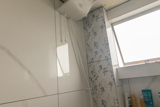 Banheiro Social de apartamento à venda com 3 quartos, 50m² em Parolin, Curitiba