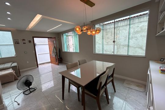 Sala de casa à venda com 4 quartos, 390m² em Cachambi, Rio de Janeiro