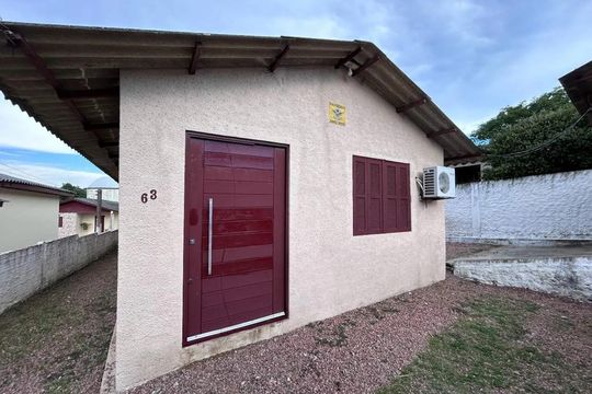 Fachada de casa à venda com 3 quartos, 110m² em Estalagem, Viamão