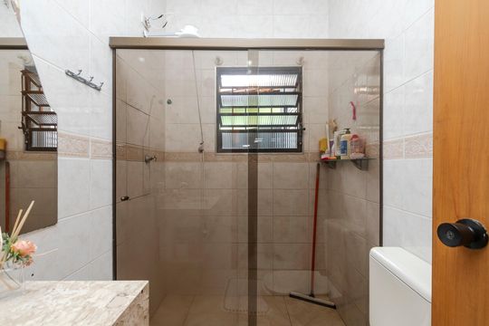 Banheiro de casa para alugar com 3 quartos, 180m² em Parque Maria Helena, São Paulo