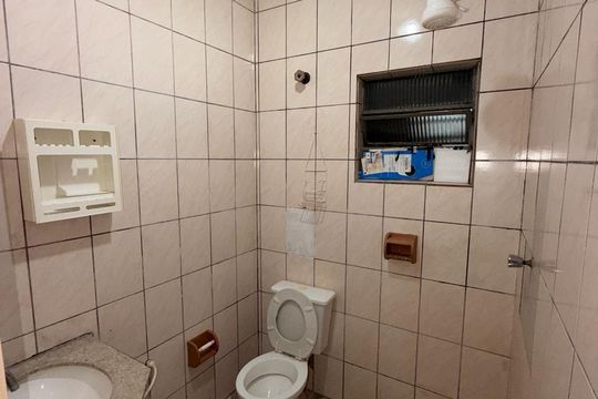 Banheiro de casa para alugar com 1 quarto, 45m² em Jardim Presidente Dutra, Guarulhos