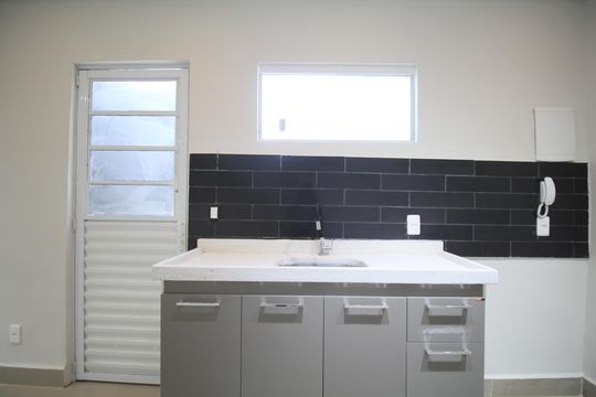 Casa para alugar com 1 quarto, 31m² em Parque Albina, Taboão da Serra