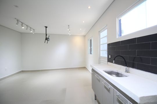 Casa para alugar com 1 quarto, 31m² em Parque Albina, Taboão da Serra