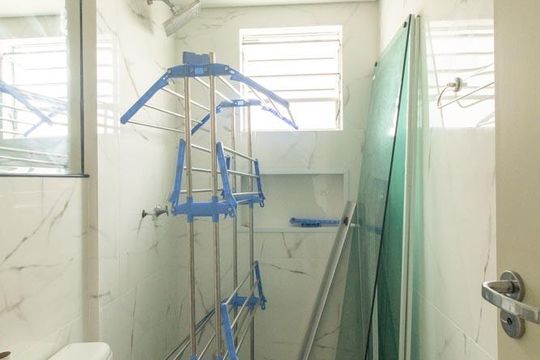 Banheiro da Suíte de apartamento para alugar com 2 quartos, 55m² em Pinheirinho, Curitiba