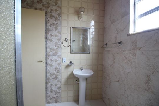 Banheiro  de casa para alugar com 2 quartos, 110m² em Curicica, Rio de Janeiro
