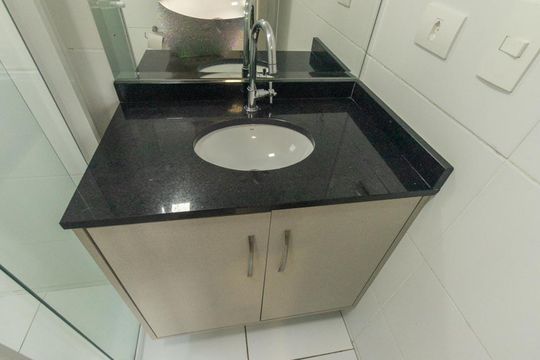 Banheiro Social de kitnet/studio para alugar com 1 quarto, 28m² em Cristo Rei, Curitiba