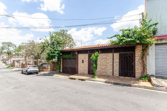 Fachada de casa à venda com 3 quartos, 300m² em Vila Zat, São Paulo