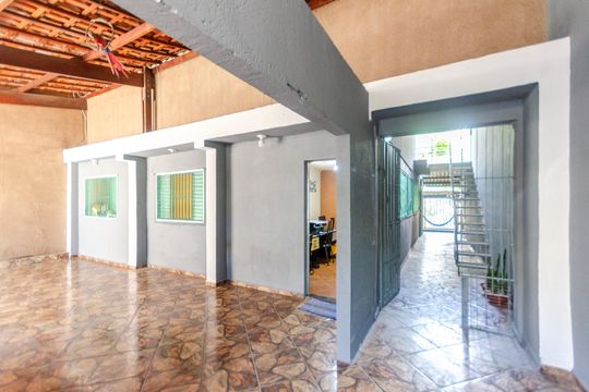Garagem de casa à venda com 3 quartos, 300m² em Vila Zat, São Paulo