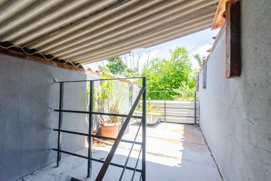 Sacada de casa à venda com 3 quartos, 300m² em Vila Zat, São Paulo