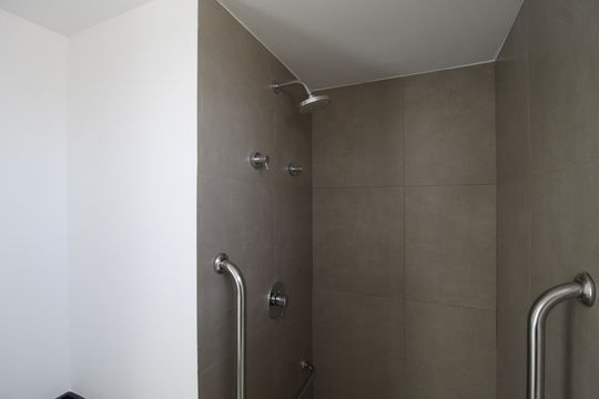 Banheiro de kitnet/studio à venda com 1 quarto, 30m² em Indianópolis, São Paulo