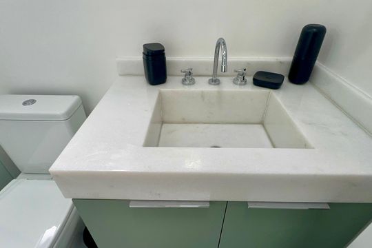 Banheiro de kitnet/studio à venda com 1 quarto, 26m² em Pompeia, São Paulo