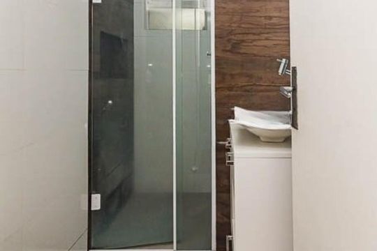 Banheiro de apartamento à venda com 1 quarto, 41m² em Petrópolis, Porto Alegre