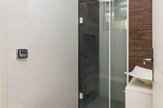 Banheiro de apartamento à venda com 1 quarto, 41m² em Petrópolis, Porto Alegre
