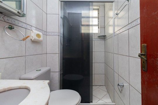 Banheiro Social de apartamento à venda com 2 quartos, 43m² em Santo Antônio, Porto Alegre