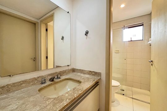 Banheiro de apartamento para alugar com 1 quarto, 40m² em Indianópolis, São Paulo