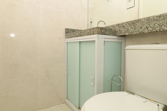 Banheiro de apartamento à venda com 2 quartos, 44m² em Vila Carmosina, São Paulo