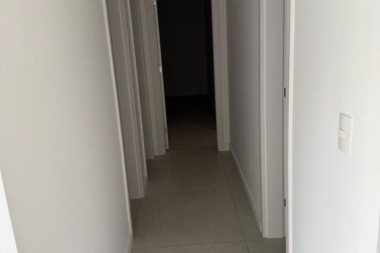 Corredor de apartamento à venda com 3 quartos, 80m² em Santo Antônio, Porto Alegre