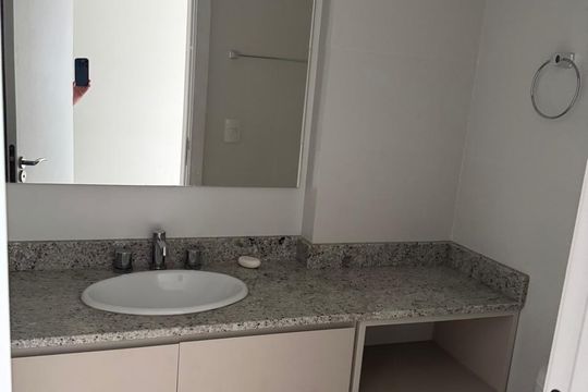 Banheiro de apartamento à venda com 3 quartos, 80m² em Santo Antônio, Porto Alegre