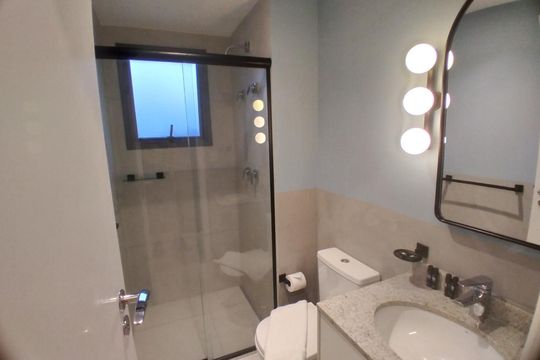 Banheiro de kitnet/studio à venda com 1 quarto, 25m² em Indianópolis, São Paulo