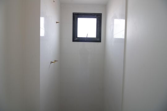 Banheiro de apartamento à venda com 2 quartos, 46m² em Vila Granada, São Paulo