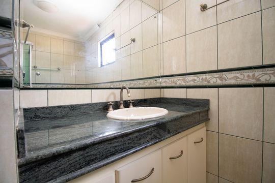 Banheiro da Suíte Master de casa de condomínio para alugar com 4 quartos, 400m² em Sobradinho, Brasília