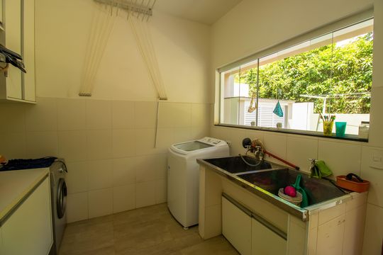 Área de Serviço de casa de condomínio para alugar com 5 quartos, 660m² em São Paulo Ii, Cotia