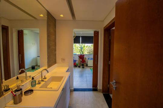 Banheiro do Quarto 1 e 2 de casa de condomínio para alugar com 5 quartos, 660m² em São Paulo Ii, Cotia