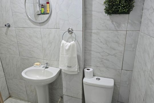 Banheiro de kitnet/studio para alugar com 1 quarto, 40m² em Inhoaíba, Rio de Janeiro