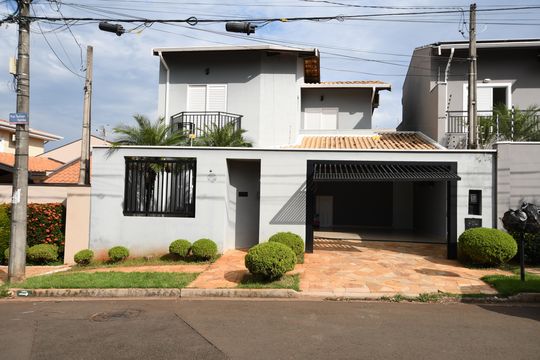 Fachada de casa à venda com 3 quartos, 129m² em Cidade Universitária, Campinas